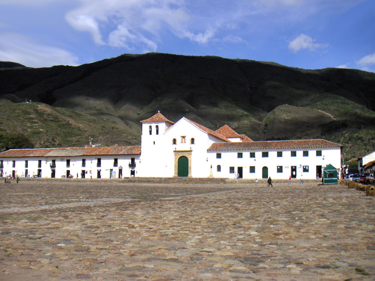 El tour a Villa de Leyva naturalmente incluye visita a la plaza principal de Villa de Leyva.